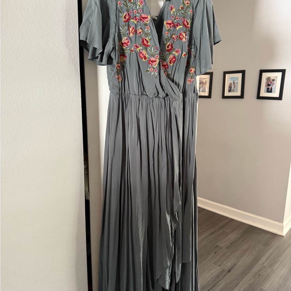 Floral Embroidered Maxi Dress in green/olive